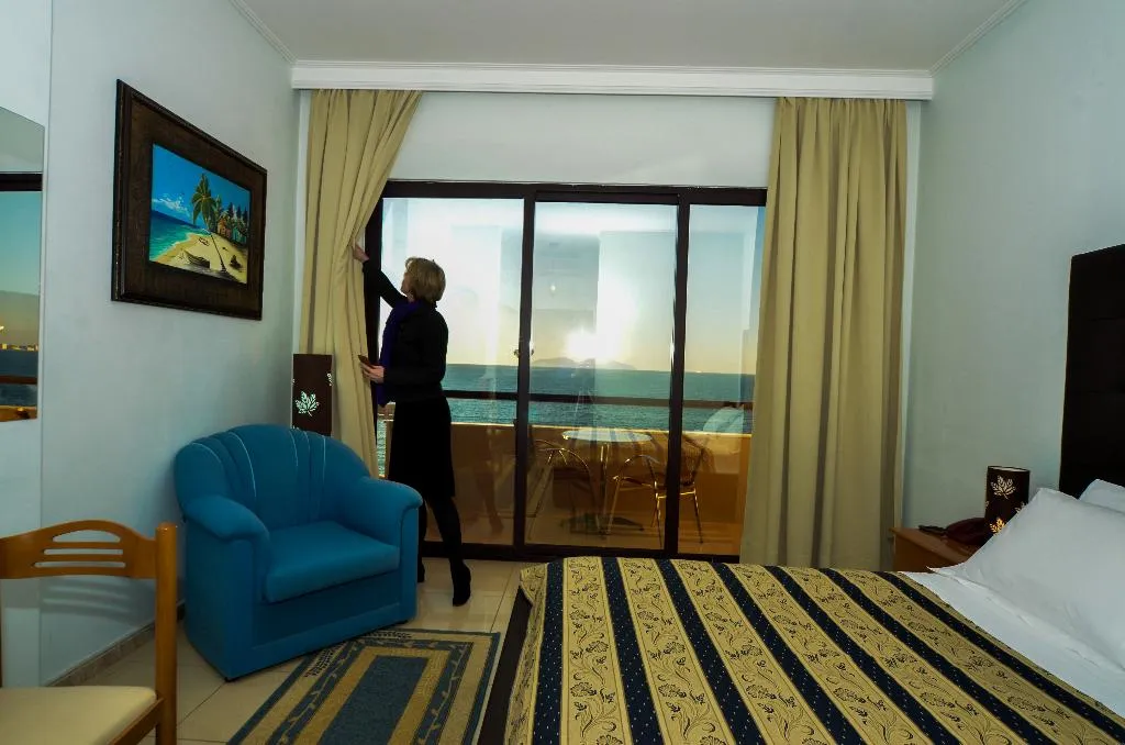 DOUBLE STANDARD Room, New York, Kavaje