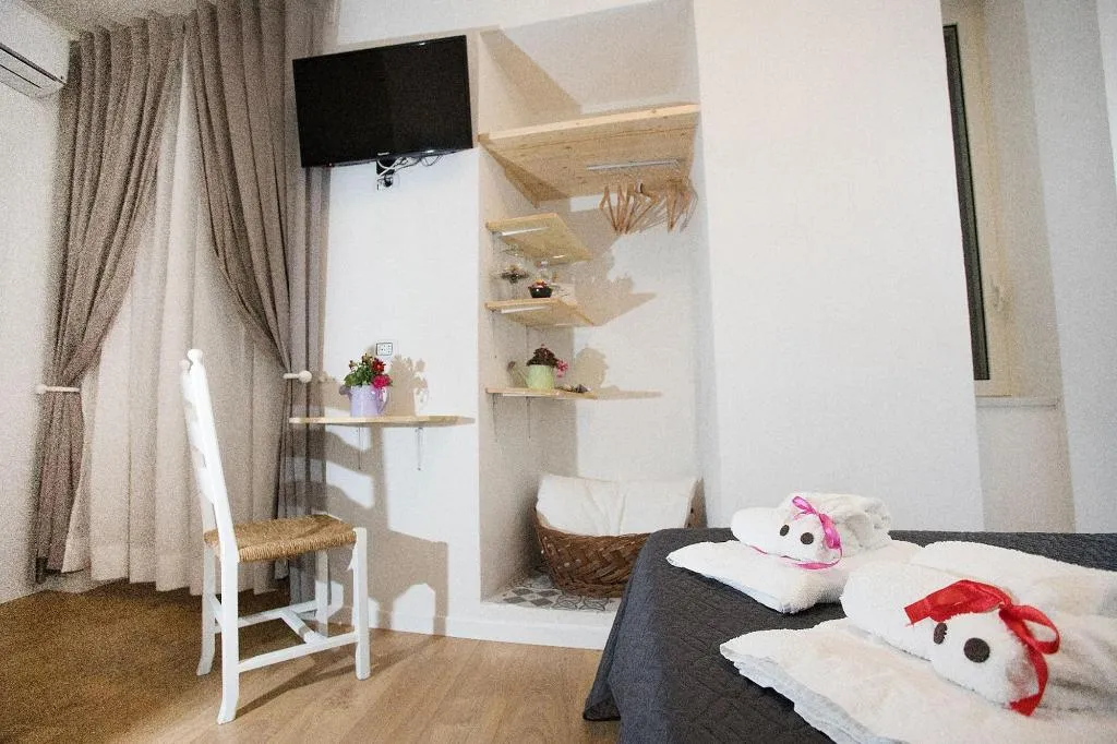 Room, Quartino Napoletano, Naples