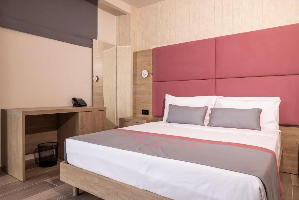 Room, C'est La Vie Boutik Swieqi, Malta