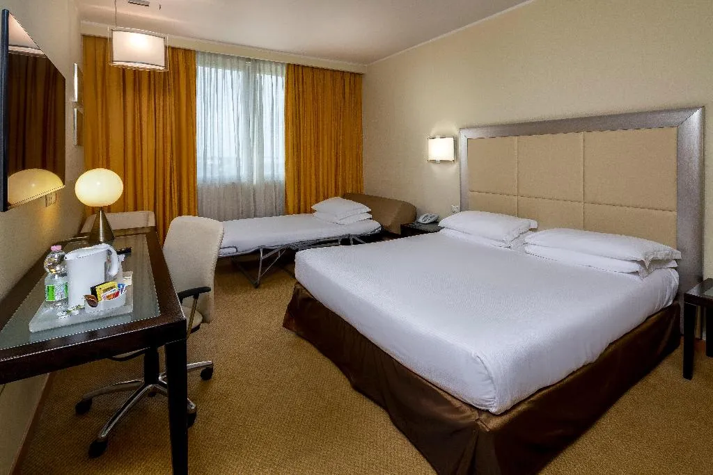 DOUBLE KING SIZE BED Room, Crowne Plaza Padova, Venice