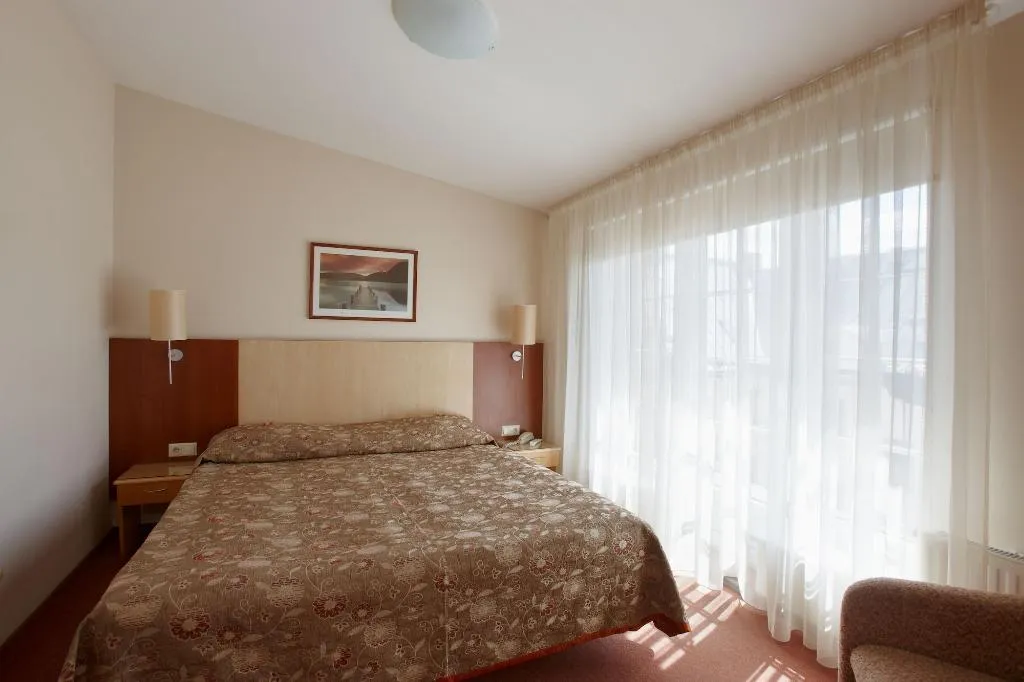 Room, Edvards, Riga