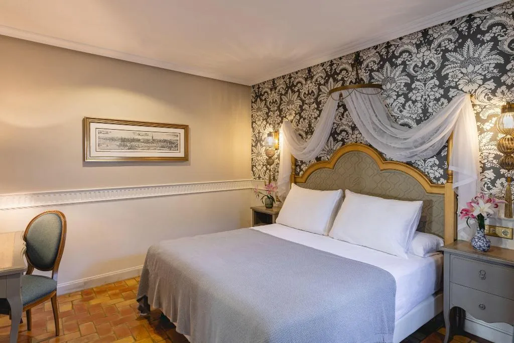 DOUBLE GRAND Room, Gravina 51, Seville