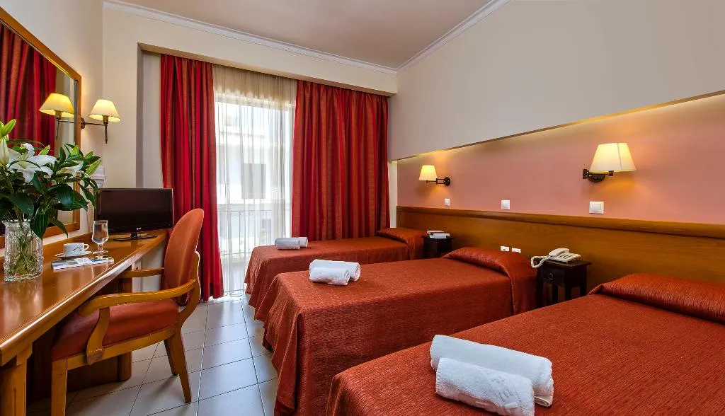 TRIPLE STANDARD Room, Chrispy City Living, Crete