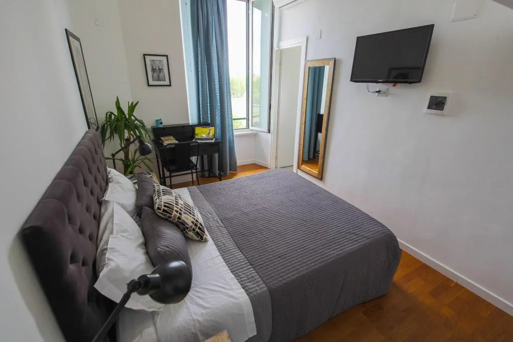 Room, Urban Pine Rooms, Naples