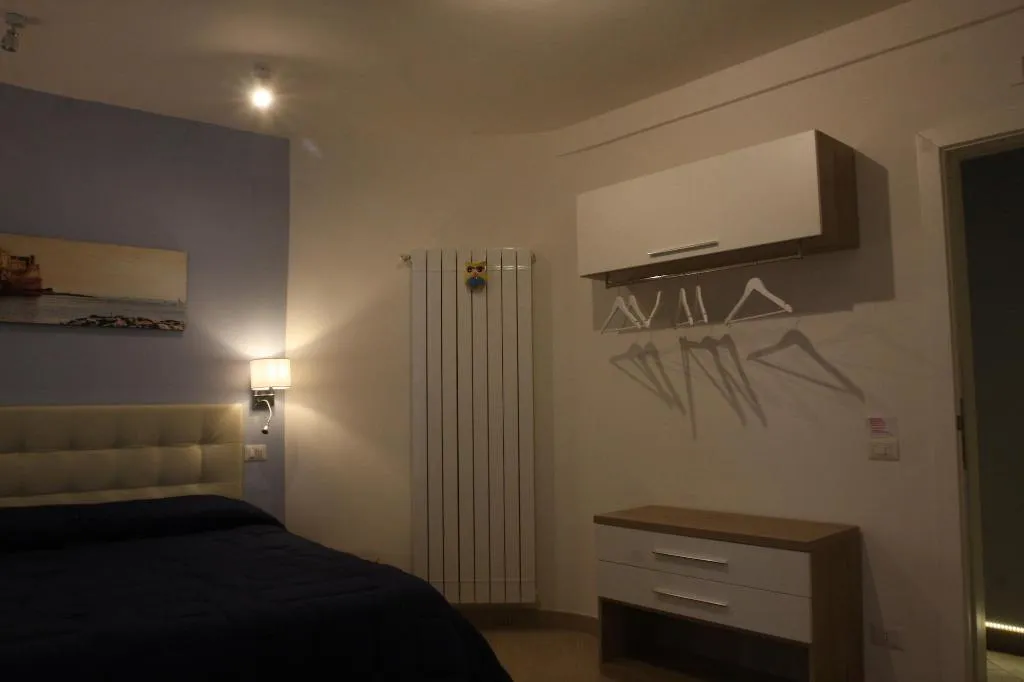 Room, Base Napoli B&B, Naples