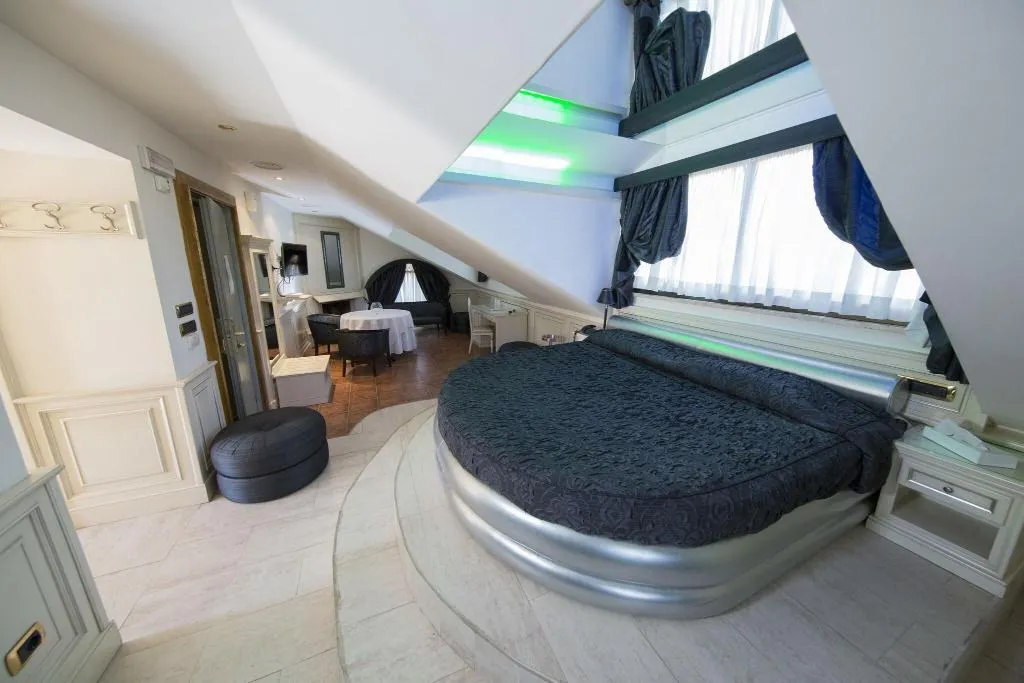 Room, Mancini Park, Rome