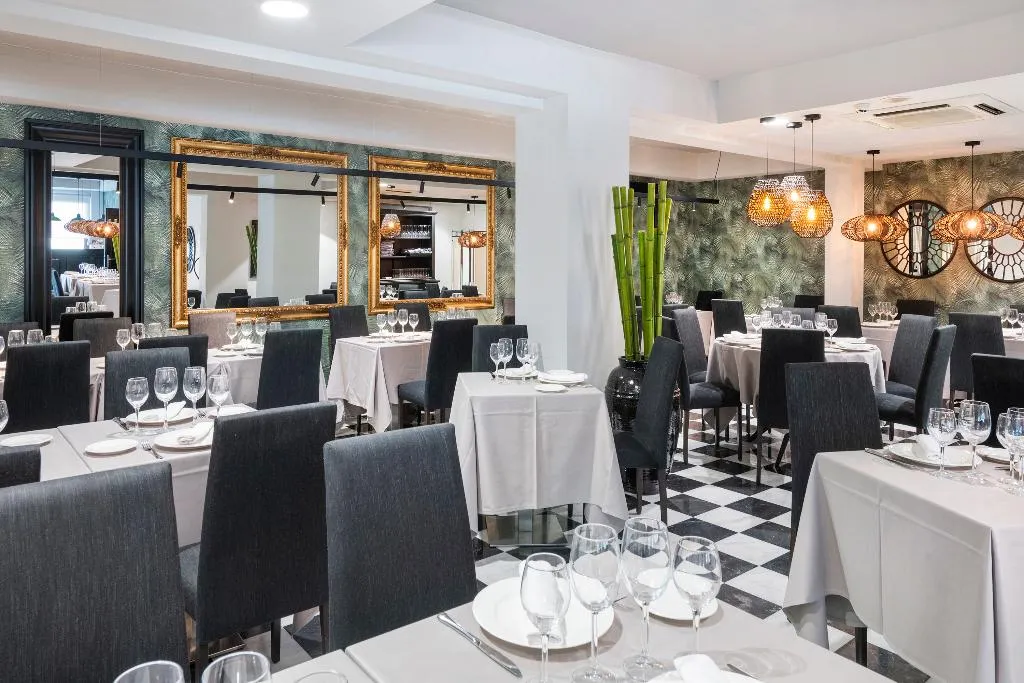 Restaurant, Salles Hotel Aeroport de Girona, Costa Brava