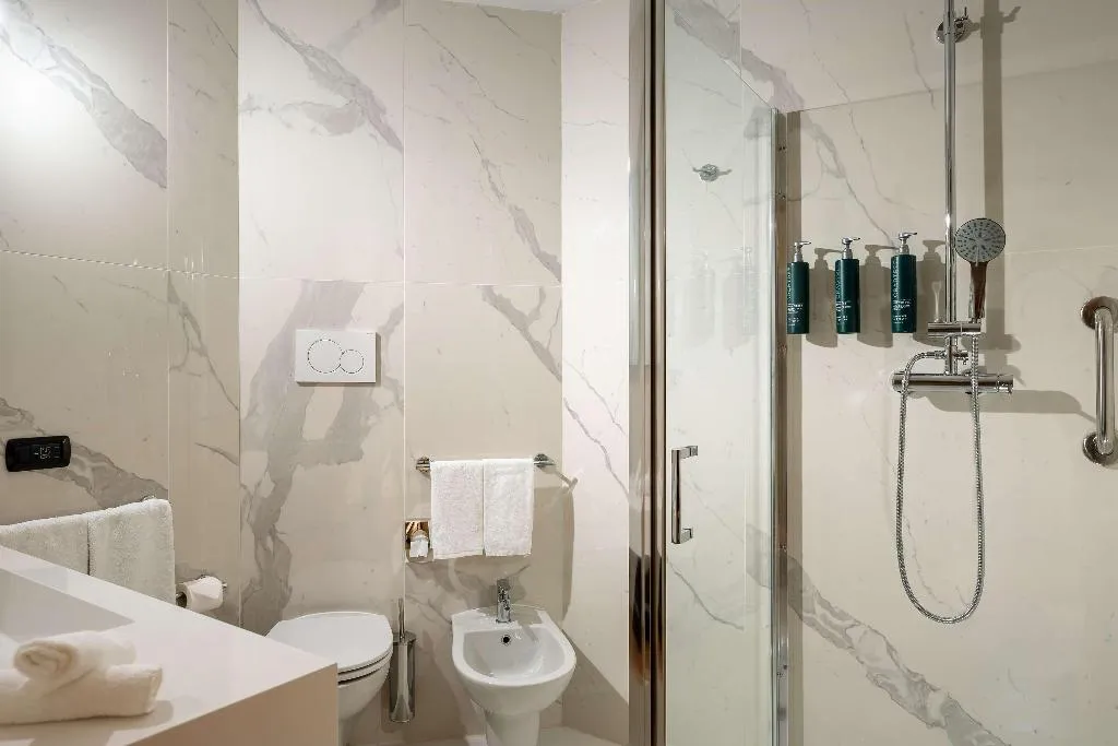 DOUBLE DELUXE KING BED Room, Hilton Garden Inn Milan Malpensa, Milan
