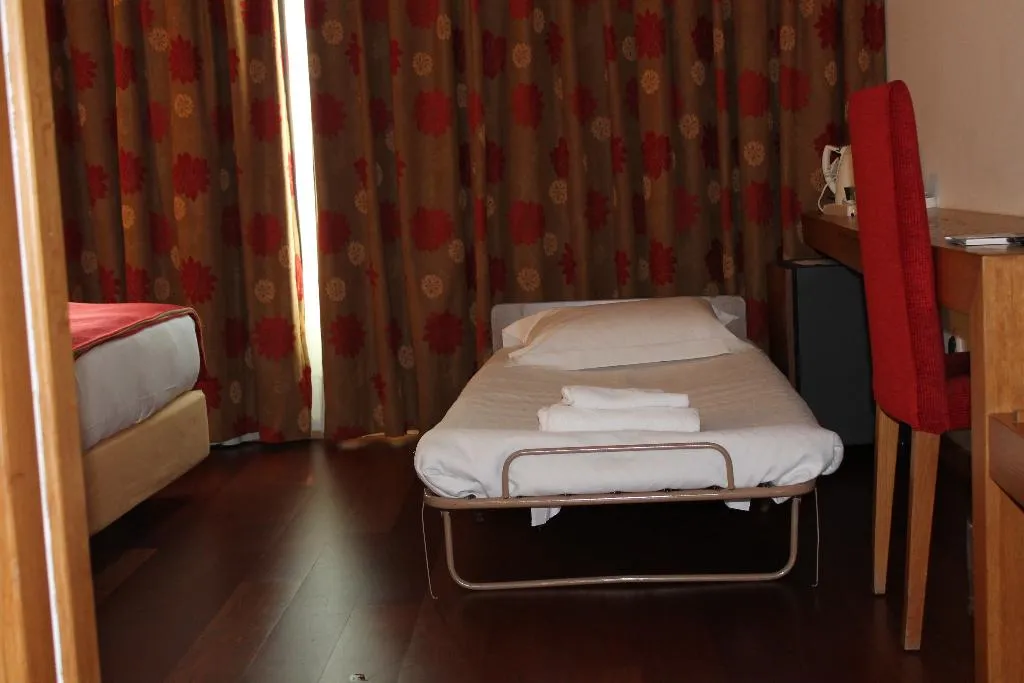 TWIN CAPACITY 3 Room, Leziria Parque Hotel, Lisbon