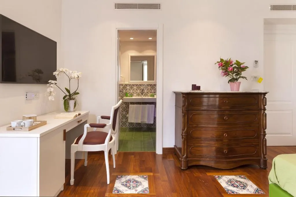Room, La Casa Dell Orologio, Naples