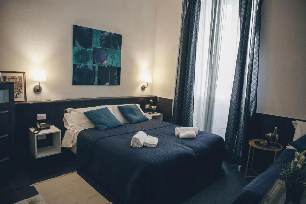 TRIPLE STANDARD Room, Ideal, Naples