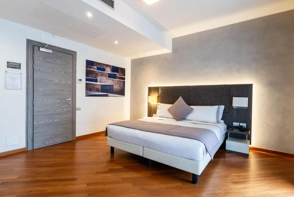 QUADRUPLE KING BED ONE BEDROOM  Room, Hotel Como, Milan
