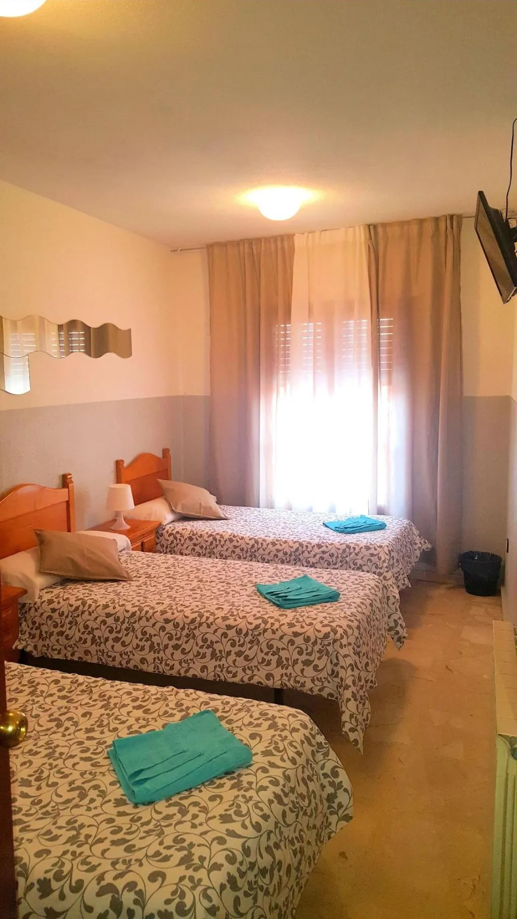 TRIPLE WITH SHARED BATHROOM Room, Hostal El Peine, Madrid