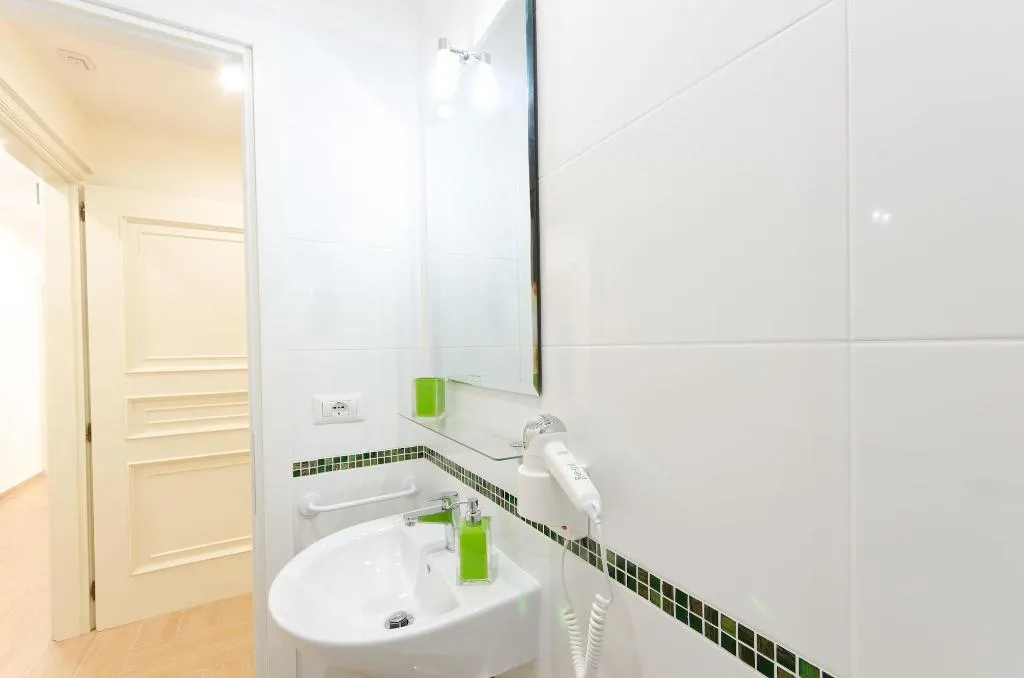 Room, Gemme Di Roma, Naples