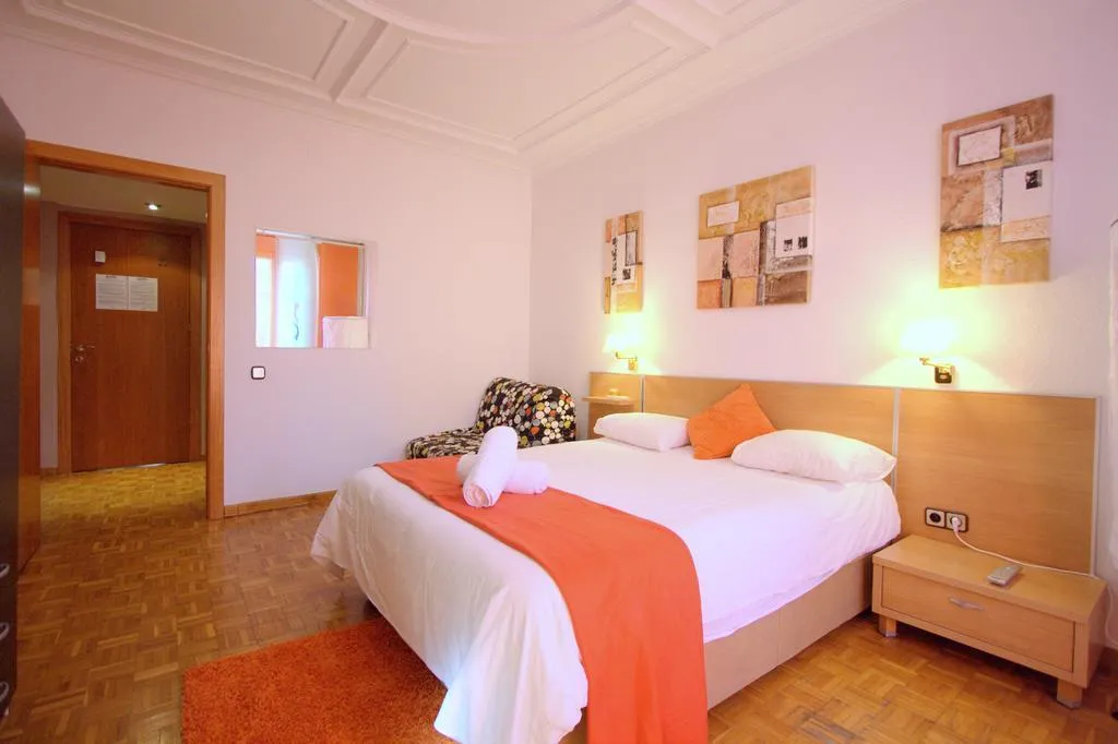 APARTMENT CAPACITY 5 ONE BEDROOM Room, Gaudi Residence, Barcelona