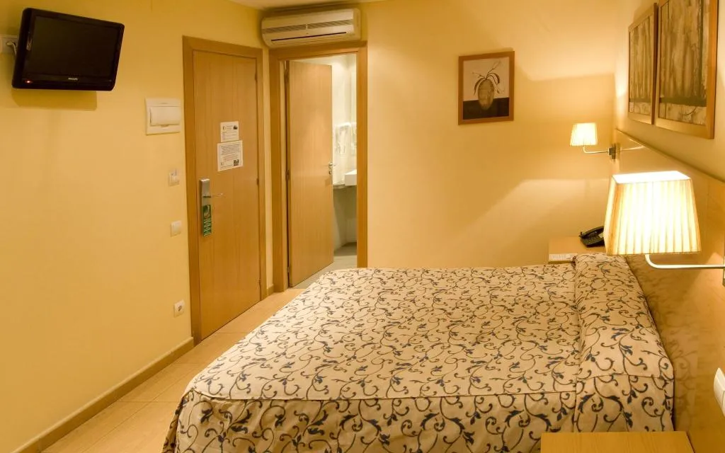 DOUBLE SINGLE USE TWO BEDS Room, Hotel Ciutat De Sant Adria, Barcelona