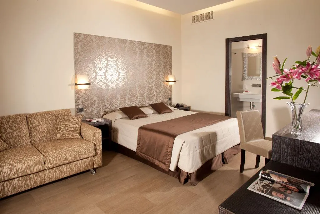 TRIPLE ANNEX Room, del Corso, Rome