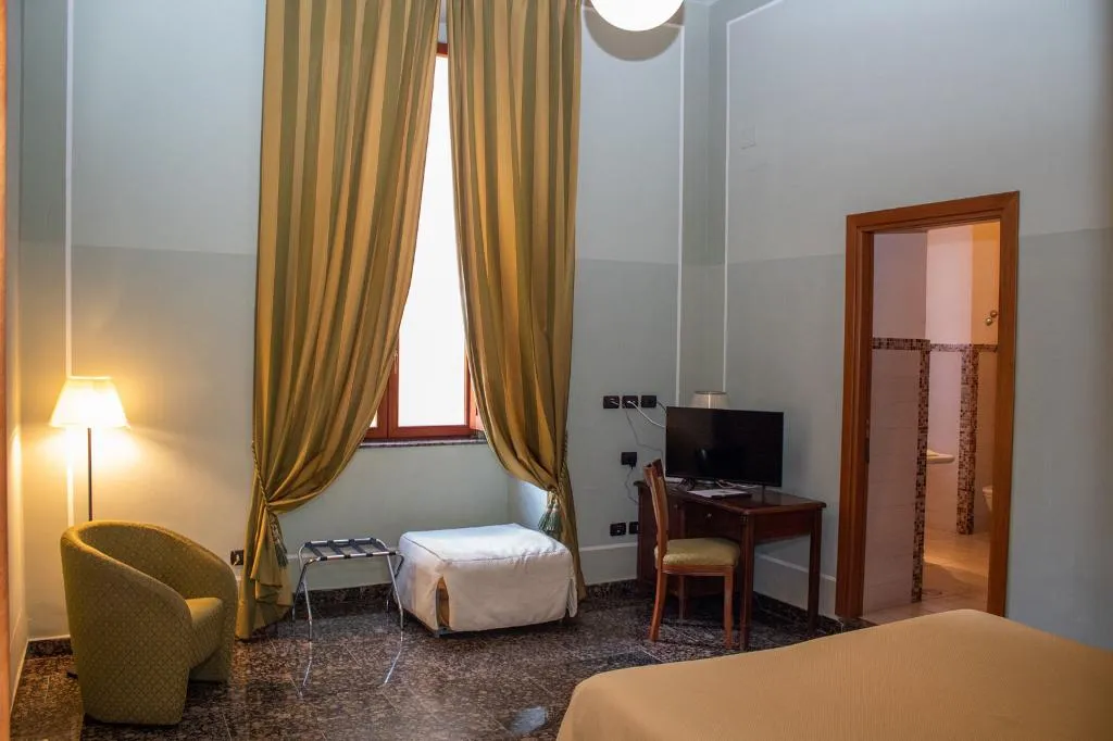 TRIPLE DELUXE Room, Le Stanze del Vicere Boutique Hotel, Naples