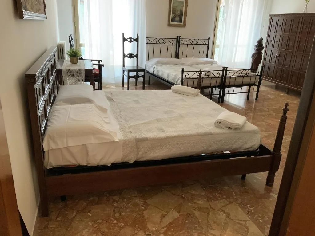 Room, Venice Sun Apartment And Rooms, Venice
