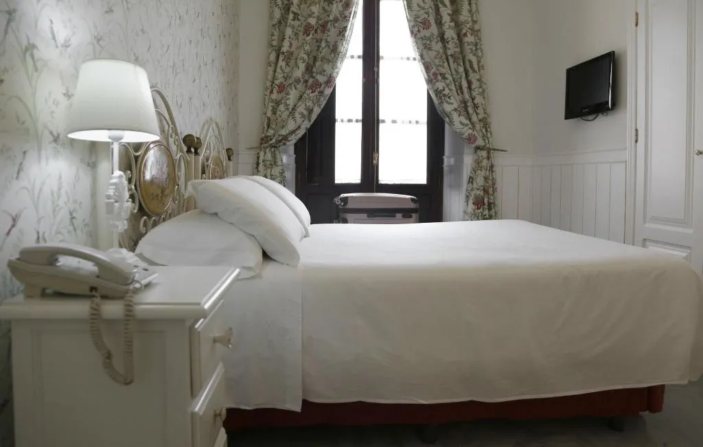 Room, Puerta de Sevilla, Seville