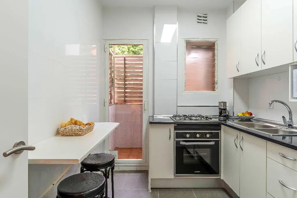 APARTMENT CAPACITY 4 Room, Aparthotel Bertran, Barcelona