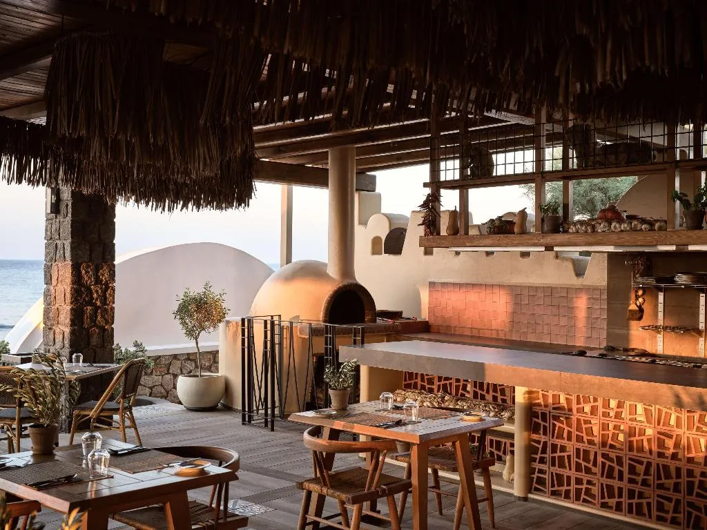 Bar, Sea Breeze Santorini Beach Resort, Curio Collectio, Santorini