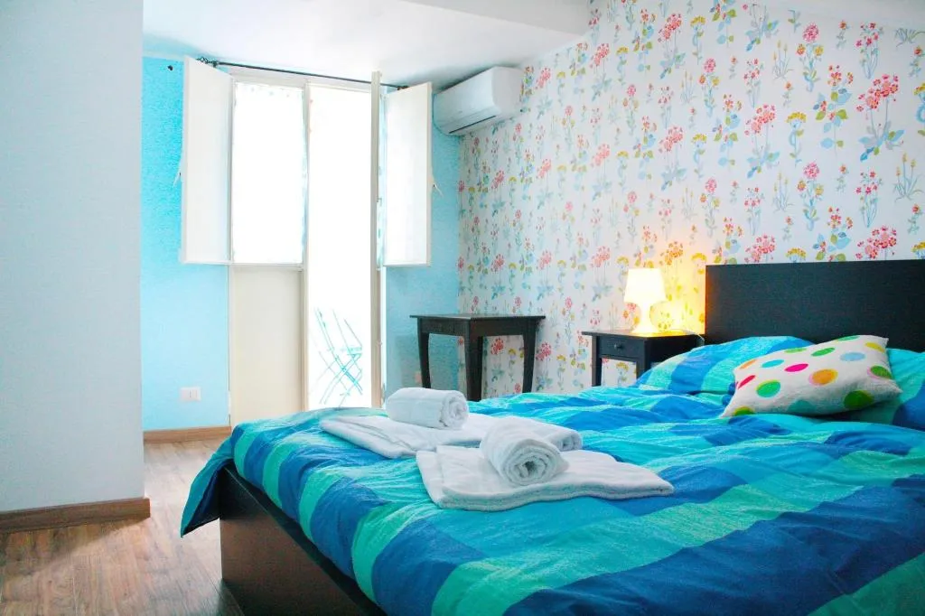 Room, City-in-hostel-B&B, Catania