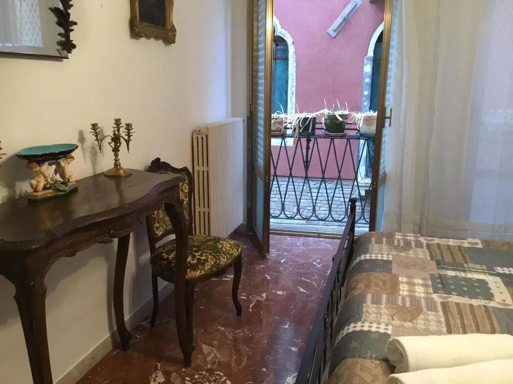 Room, Venice Sun Apartment And Rooms, Venice