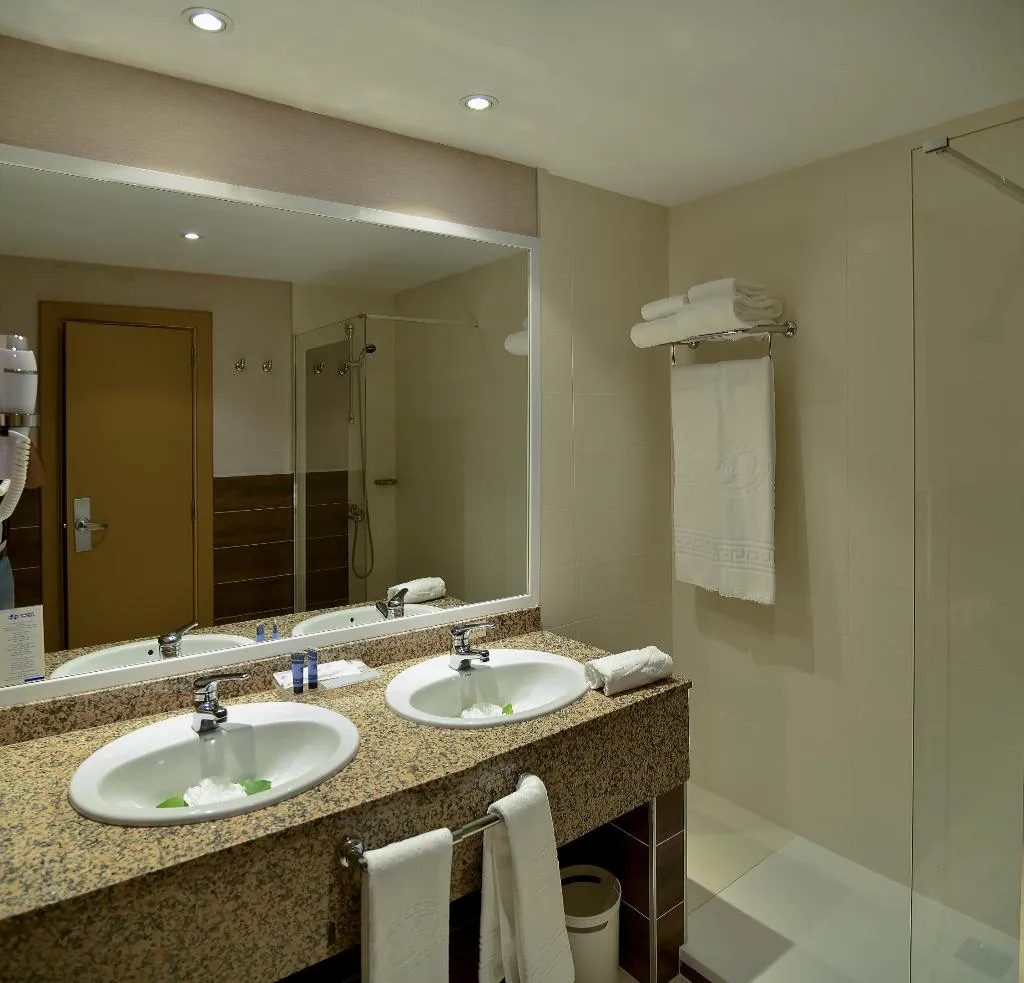 FAMILY ROOM CAPACITY 4 Room, Beatriz Toledo Auditorium & Spa, Madrid