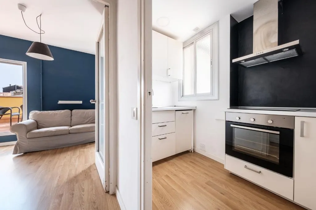 APARTMENT CAPACITY 5 THREE BEDROOM Room, Ainb Barcelona Sants Apartments, Barcelona
