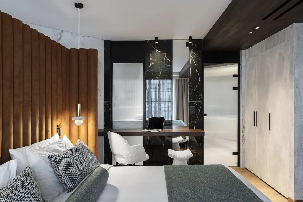 Room, Stanley, Athens