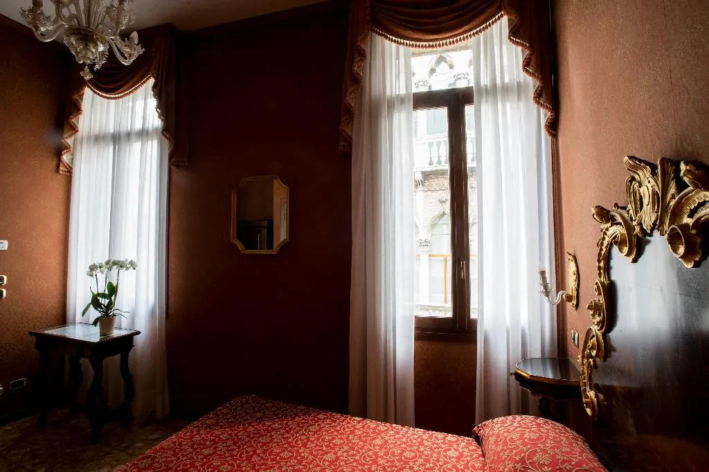 DOUBLE DELUXE CANAL VIEW Room, Ateneo, Venice