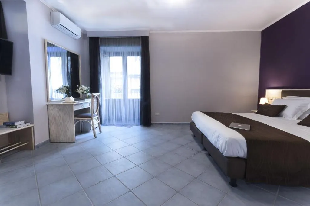 Room, Soleluna, Naples