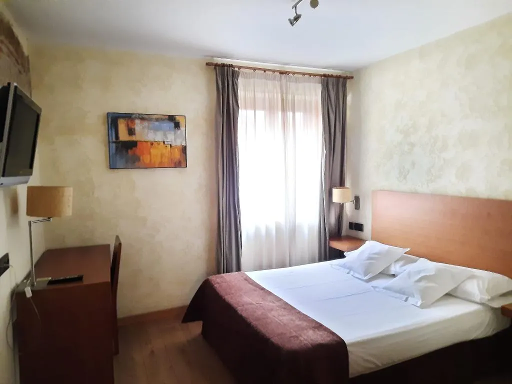 DOUBLE STANDARD Room, Las Leyendas, Madrid
