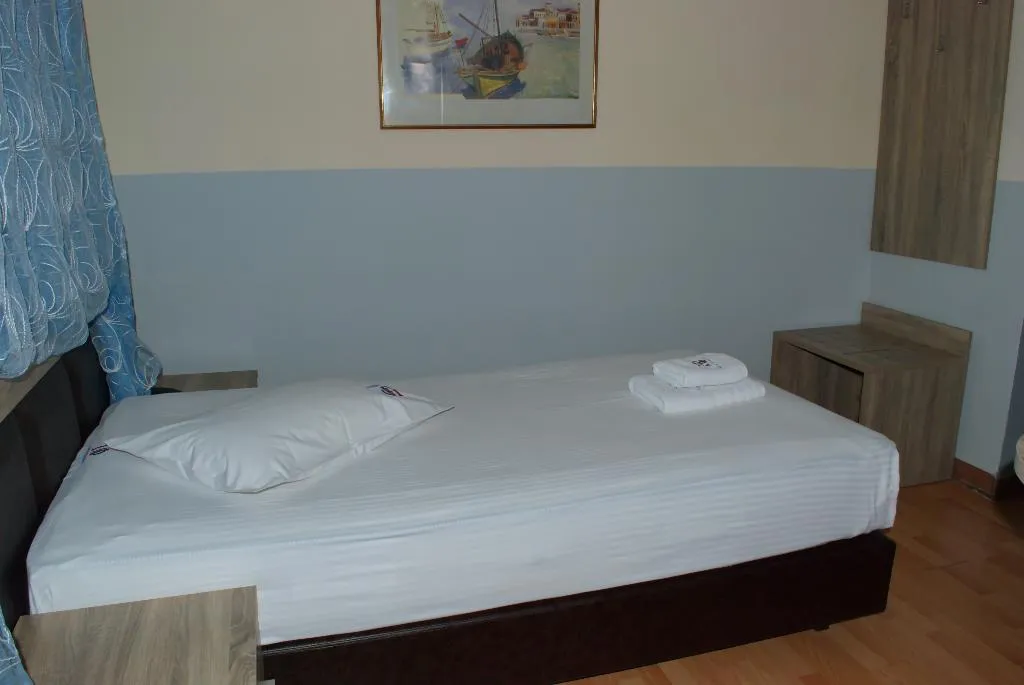Room, Diethness, Athens