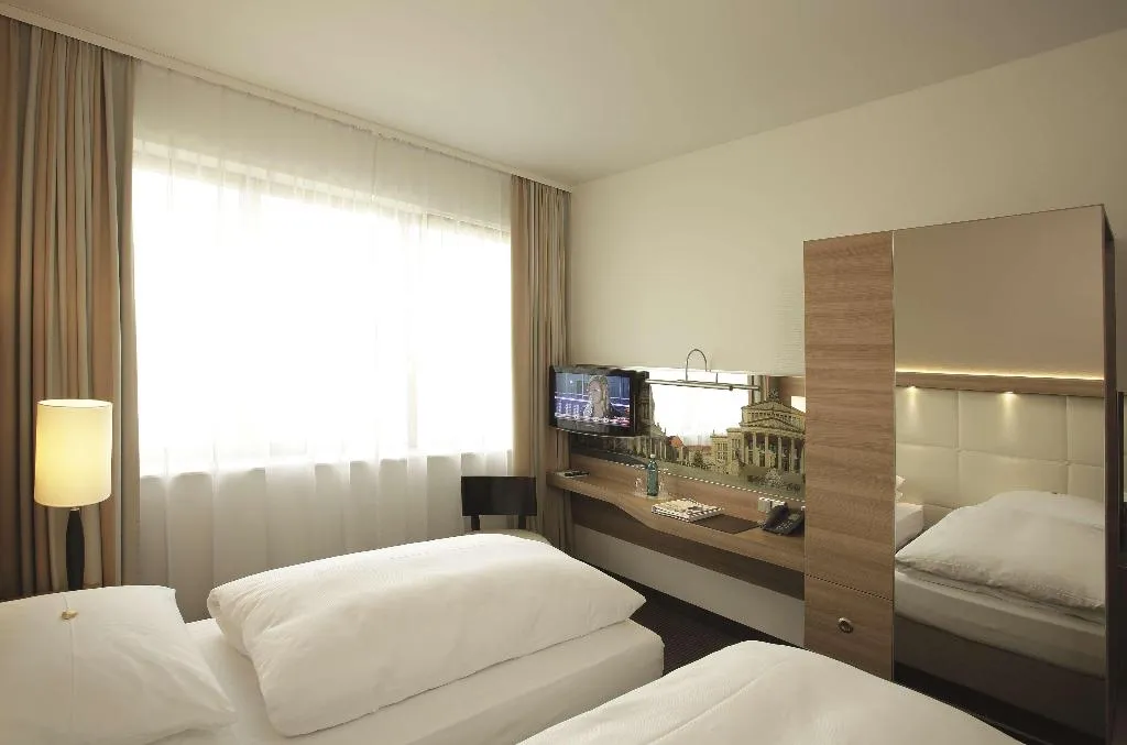 Room, H4 Hotel Berlin Alexanderplatz, Berlin