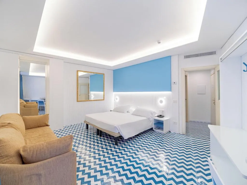 QUADRUPLE KING BED ONE BEDROOM  Room, Hotel Cristina, Naples