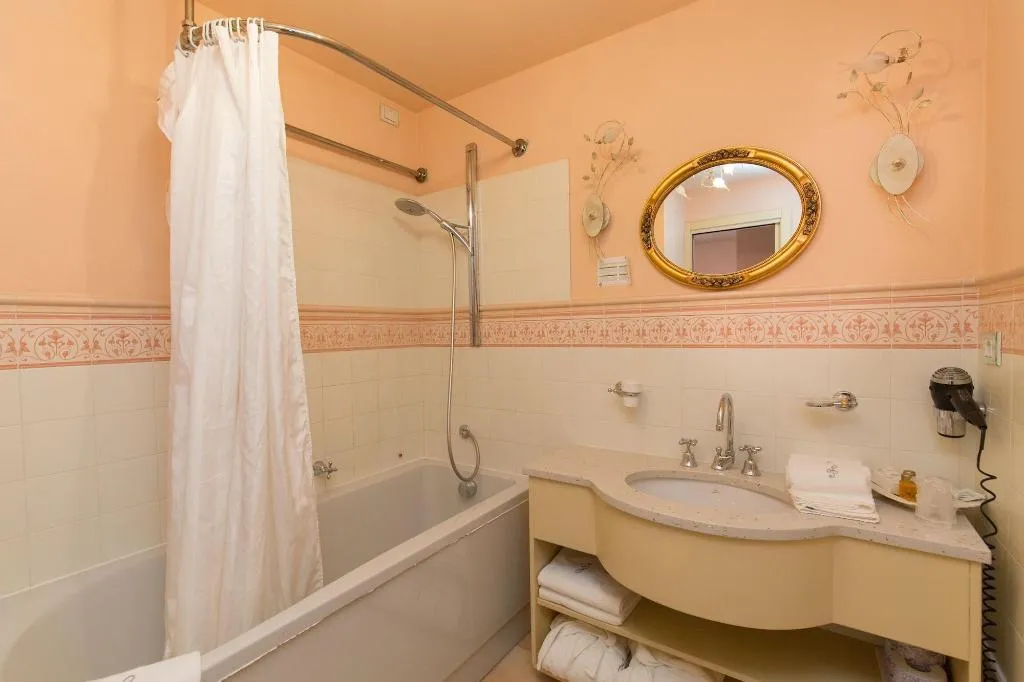 Room, Serenella, Milan