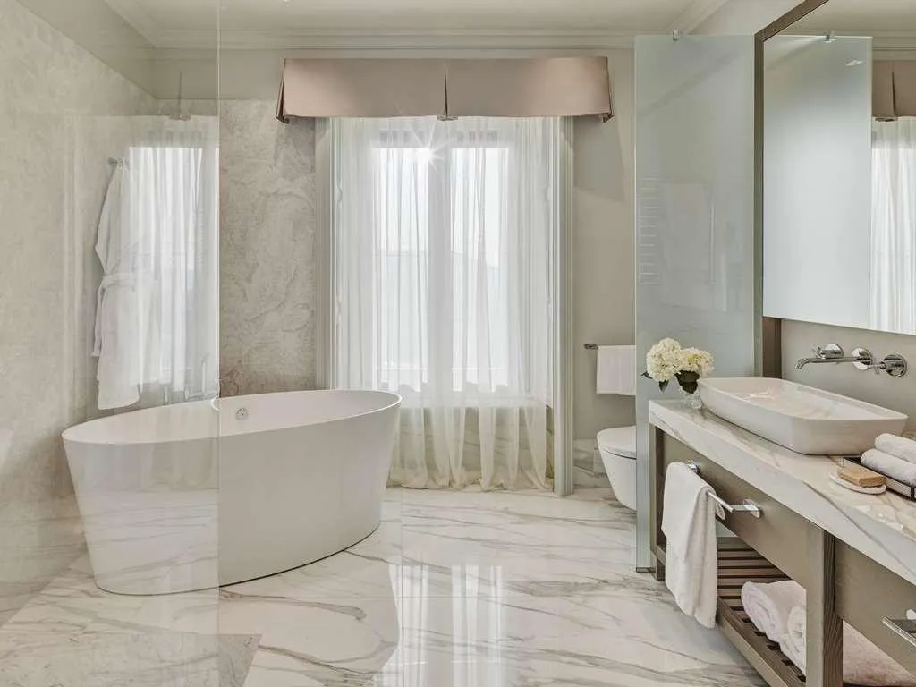 Room, Grand Palazzo Della Fonte, Rome