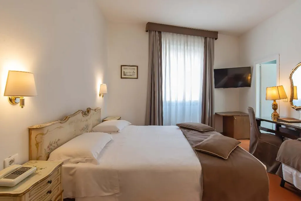 TRIPLE STANDARD Room, Machiavelli Palace, Florence