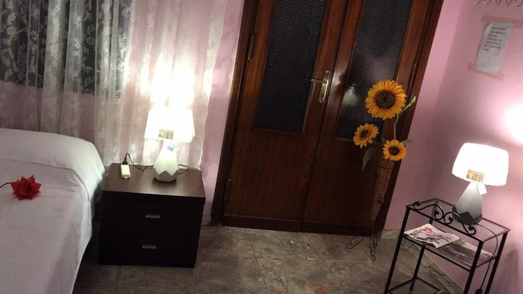 Room, Ave Popolo, Naples