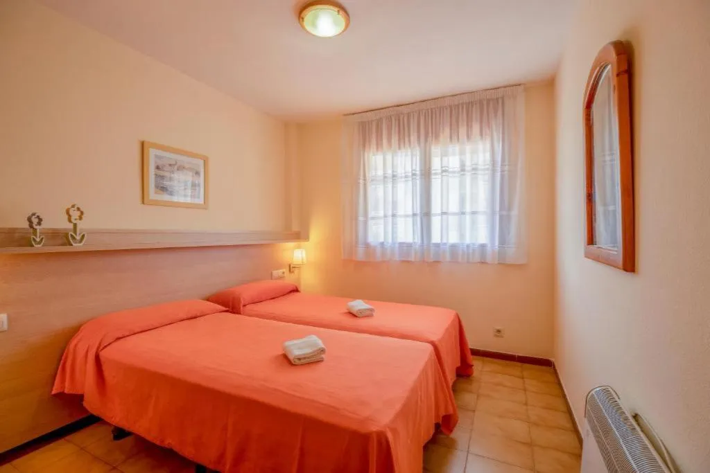 APARTMENT CAPACITY 6 TWO BEDROOMS Room, Edificio Azahar, Costa Dorada
