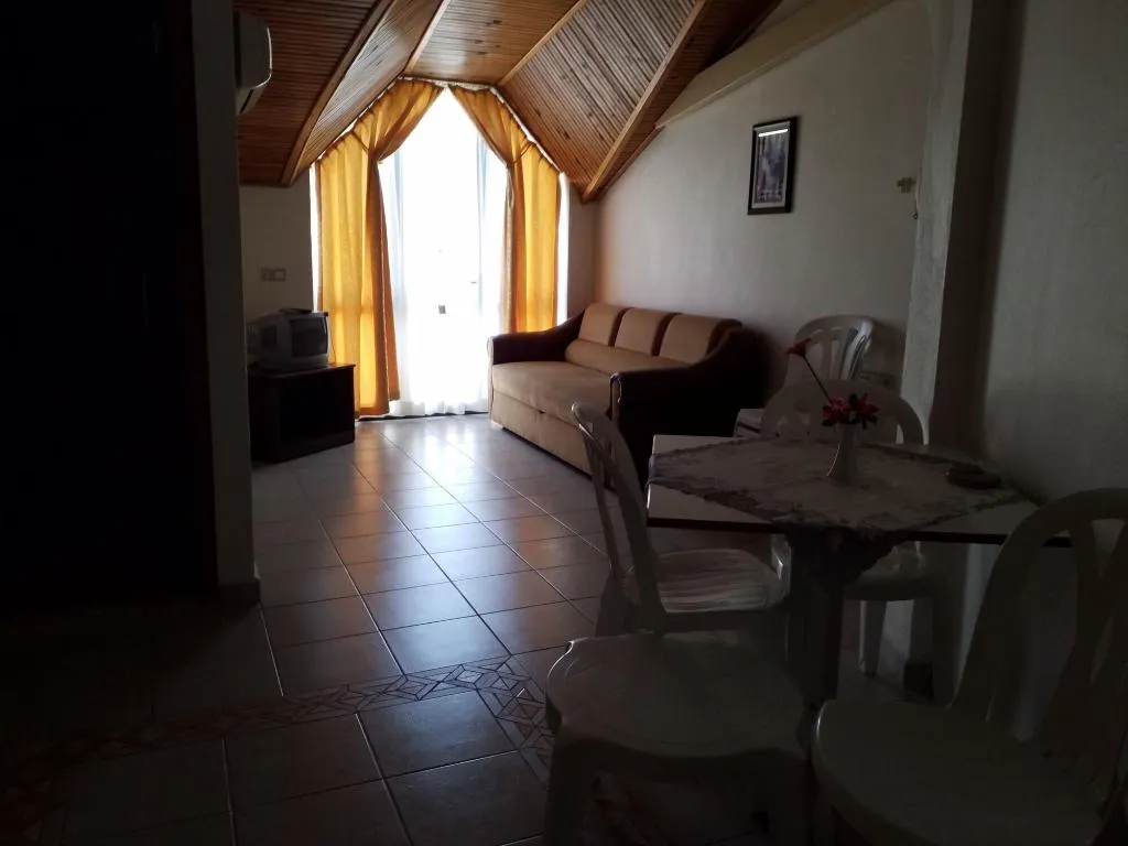 Room, Kamelya, Dalaman