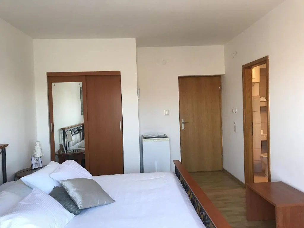 Room, Pink Inn, Split