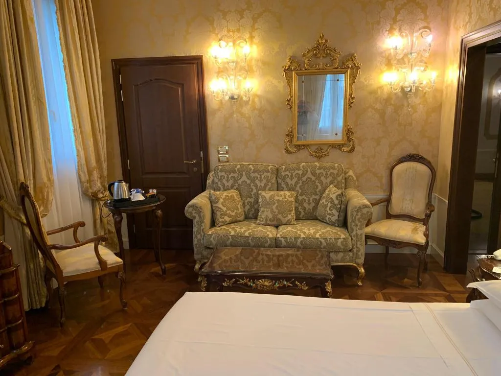 JUNIOR SUITE CANAL VIEW Room, Canal Grande, Venice