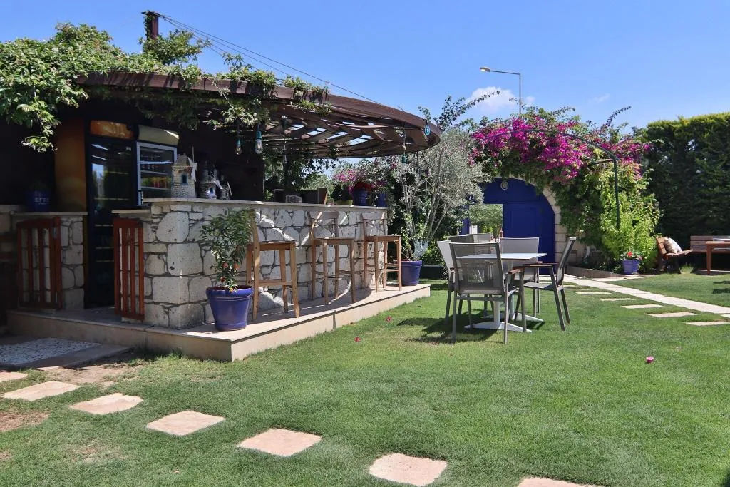 Bar, Alacaat, Izmir