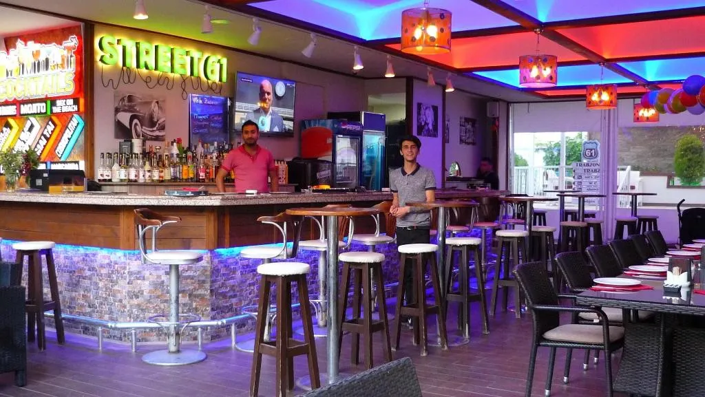 Bar, Street61 Studios, Dalaman