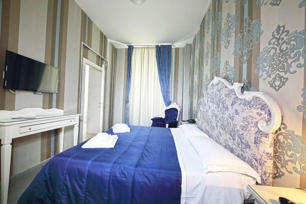 Room, New Sayonara, Naples