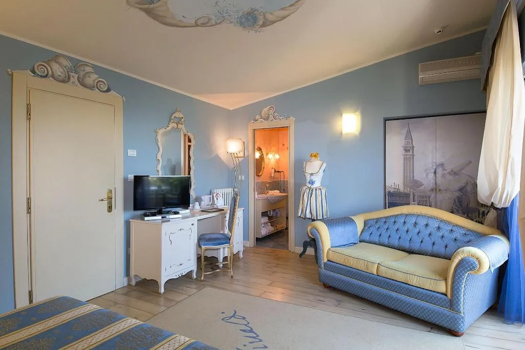 Room, Serenella, Milan