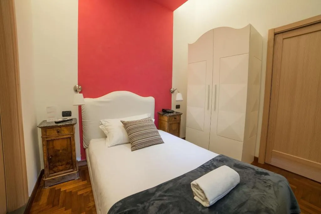 Room, Bed & Breakfast Chiaia 32, Naples